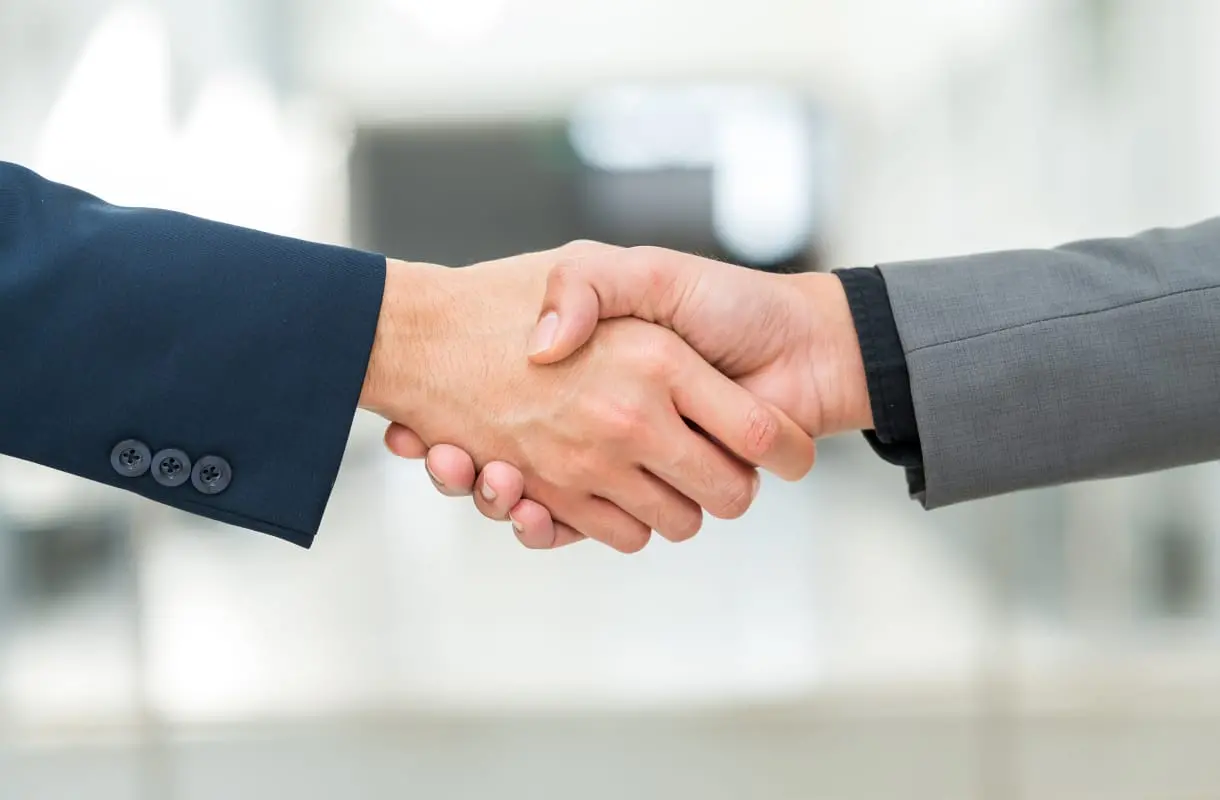ビジネスの握手を交わす様子
