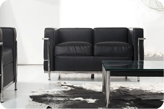 黒いソファとガラステーブルのインテリア