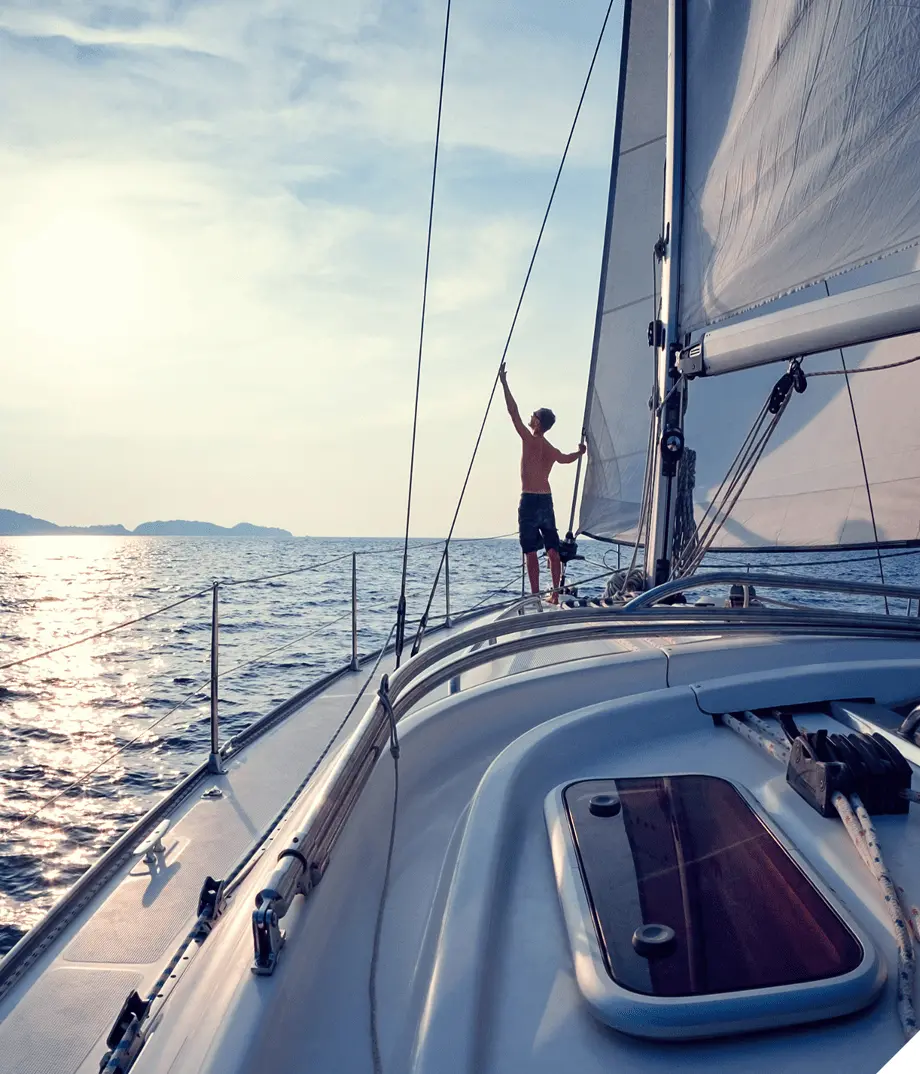ヨットの上で航海する人の風景
